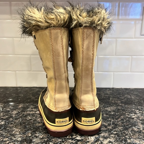 sorel boots - Picture 3 of 8